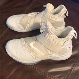 Lebron James Basketball Soes